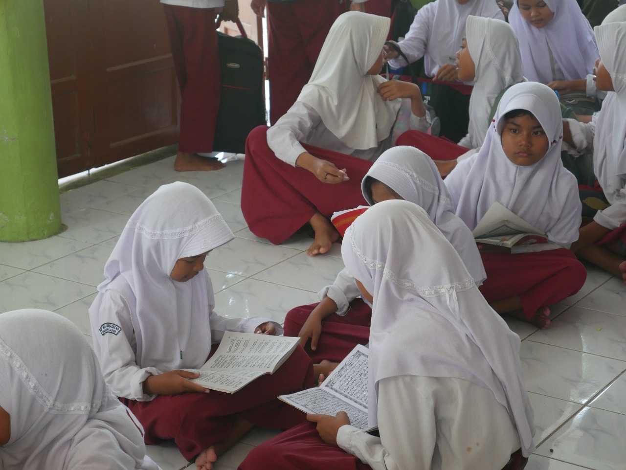 Siswa belajar Al-Qur'an