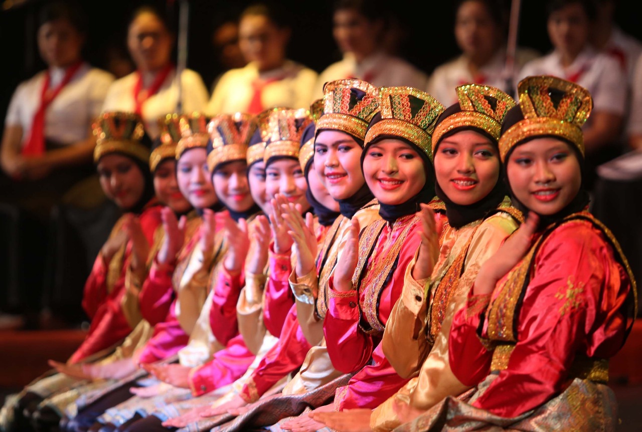 Siswa-siswi sedang menari tarian tradisional