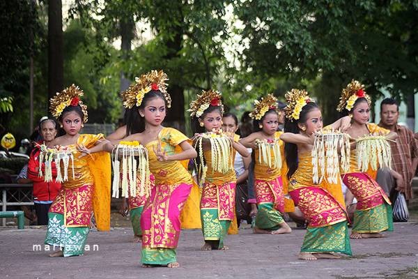 Latihan tari di dalam ruangan