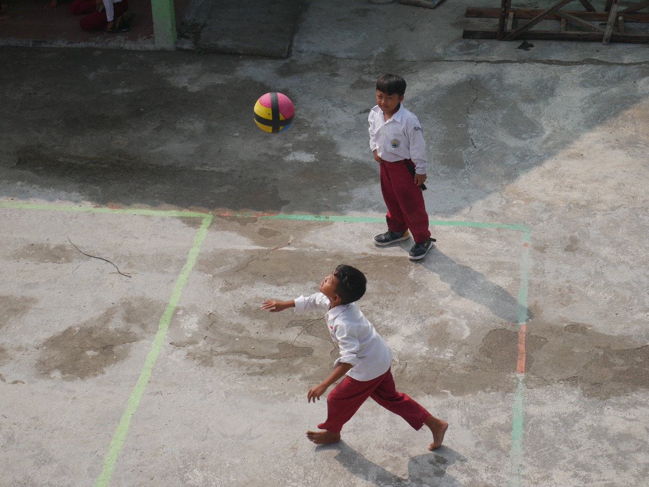 Tim bola voli sedang bermain